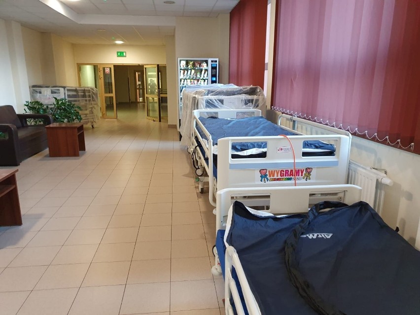 Łóżka dla pacjentów z COVID-19 zakupione przez WOŚP trafiły...