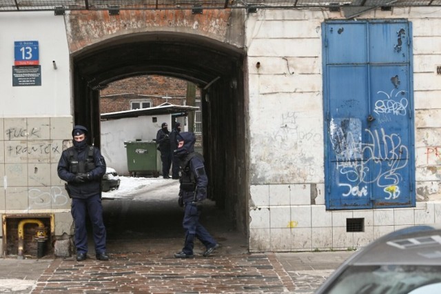 Policja przeprowadziła kolejną akcję na Brzeskiej w Warszawie. Młodego mężczyzna na widok mundurowych przeskoczył przez ogrodzenie i próbował uciec w praskich bramach. Okazało się, że 35-latek posiadał przy sobie heroinę i mefedron.