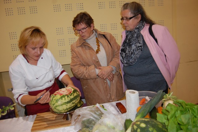Jak ozdobić stół wycinając wzory w dyniach i arbuzach pokazywały:  Dorota Zwolińska i  i Anna Daroszewska