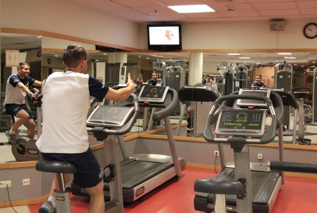 FITNESS WORLD SZCZECIN

Siłownia znajdująca się w centrum miasta, w hotelu Radisson wyróżnia się wysokim standardem i szeroką ofertą. Proponuje zajęcia aerobiku, możliwość korzystania z basenów, sauny i siłowni. 
Karnet miesięczny z nieograniczonym dostępem do wszystkich miejsc kompleksu to koszt 250 zł.

Kiedy chcemy korzystać z siłowni i basenu musimy zapłacić 299 złotych.

Można również wykupić sobie dostęp do różnych sal w odpowiednich godzinach. Koszt takiej oferty oscyluje między 179-195 złotych.

Przyszłe mamy również znajdą coś dla siebie. Zapłacą 130 zł i muszą okazać zaświadczenie lekarskie przy pierwszej wizycie.
Studenci z ważną legitymacją i osoby po 60. roku życia mają 25% zniżki.

czynne:
poniedziałek-piątek 6:00-23:00 (basen 6:00-22.30)
sobota-niedziela 8:00-22:00 (8:00-21:30)

kontakt:
Plac Rodła 10, 70-419 Szczecin
Telefon: +48 91 359 51 77
e-mail: fitness.szczecin@radissonblu.com