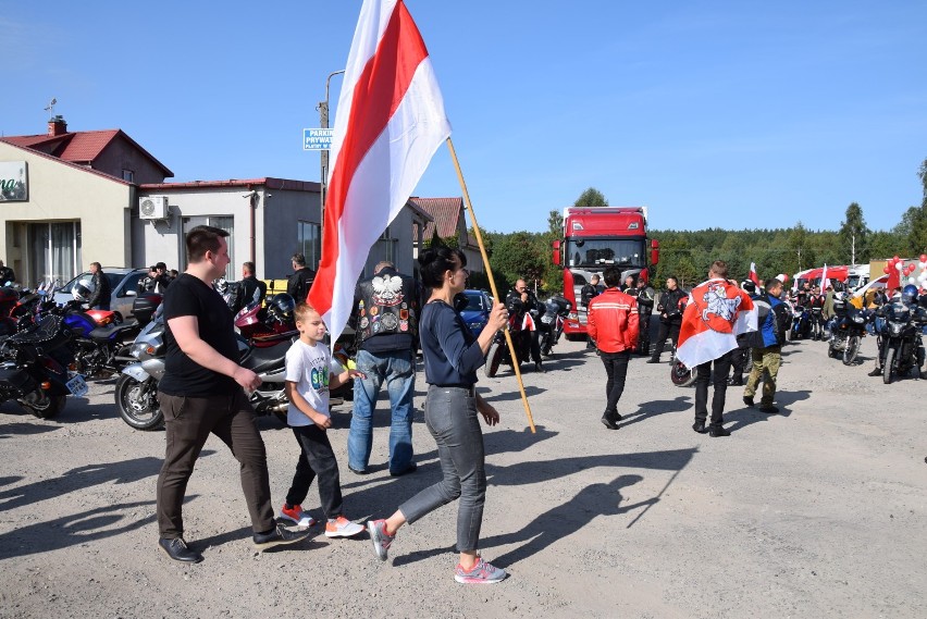 Pokojowa manifestacja dla Białorusi w Kuźnicy. „A mury runą...” wybrzmiały po polsku i białorusku 