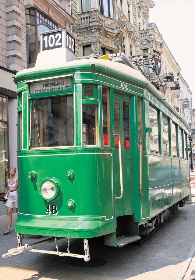 Tramwaje jeżdżą deptakami na przykład w Amsterdamie i Bratysławie