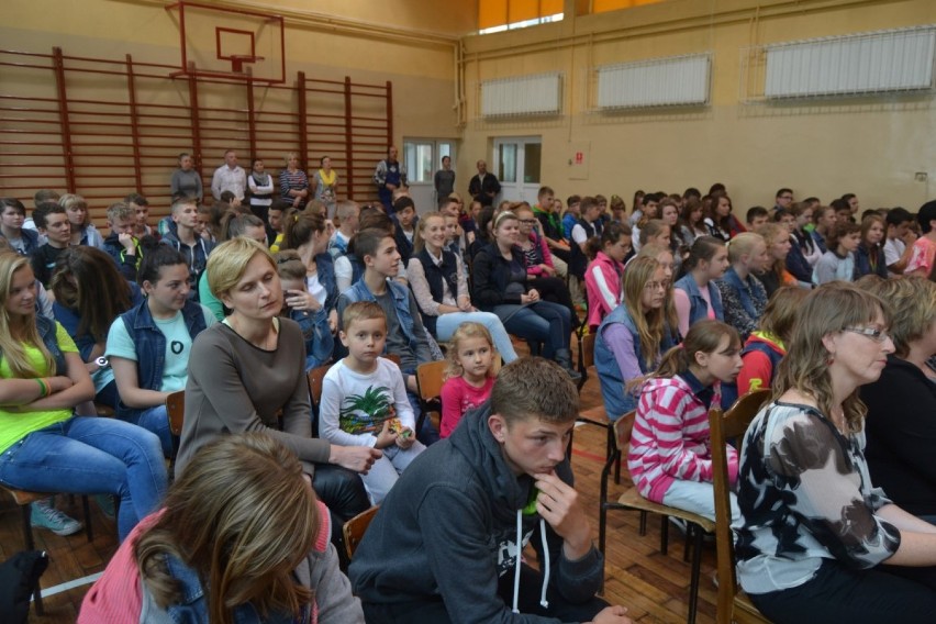 Wizyta biskupa Śmigla w Wielkim Garcu i Rudnie. Odwiedził niepełnosprawnych i uczniów szkoły. FOTO