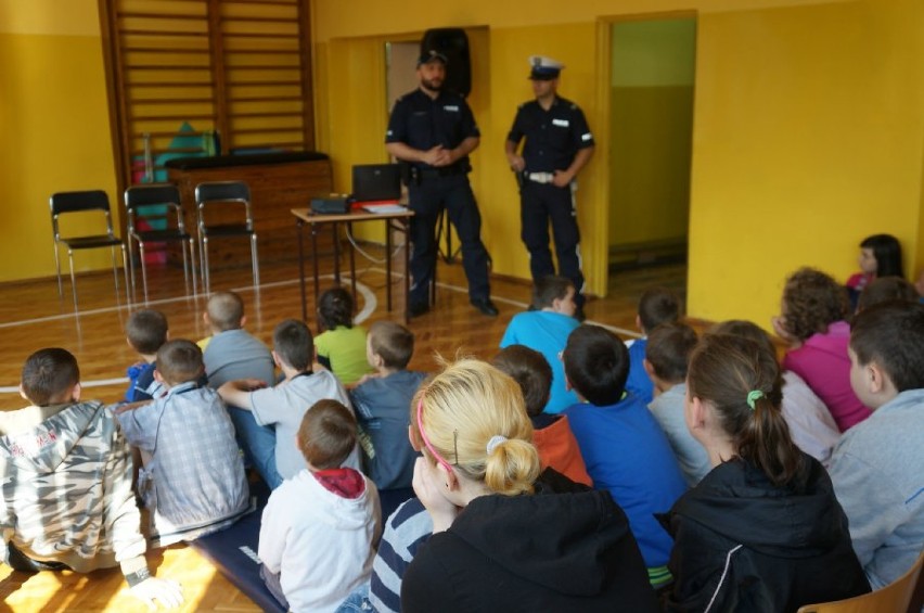 Dzień Bezpieczeństwa Ruchu Drogowego Świętochłowice: policjanci spotkali się z dziećmi