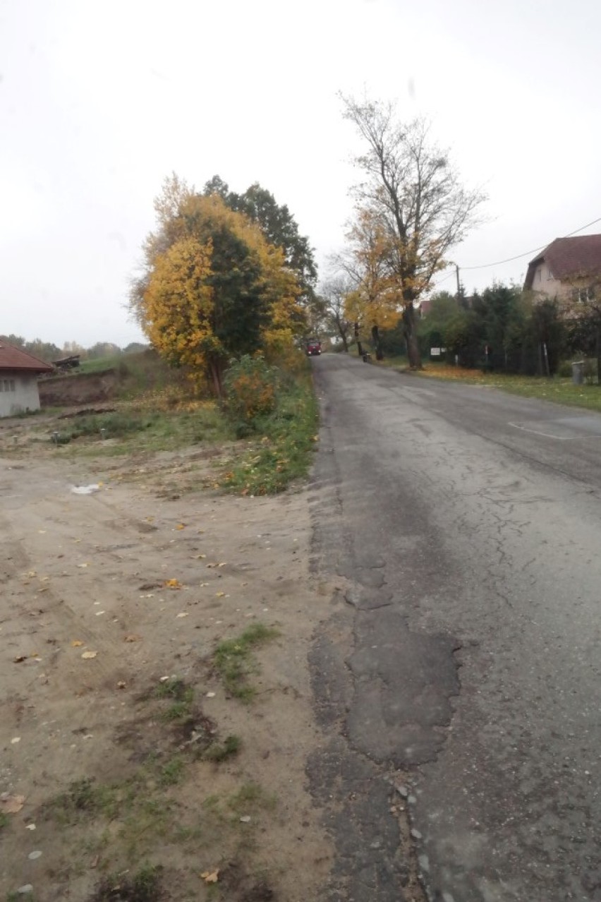 Niebezpiecznie na ulicy Kębłowskiej. Urzędnicy obiecują chodnik i ścieżkę rowerową ZDJĘCIA
