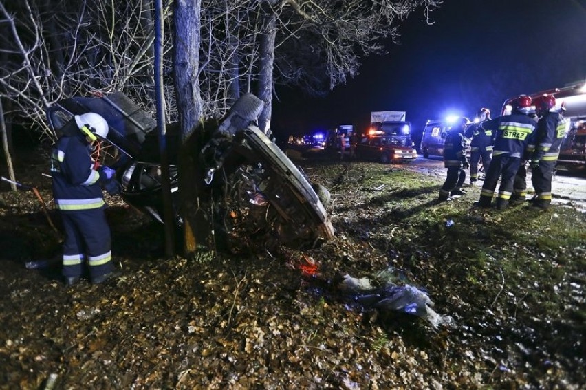 BMW wypadło z drogi i uderzyło w drzewo na wysokości 3...