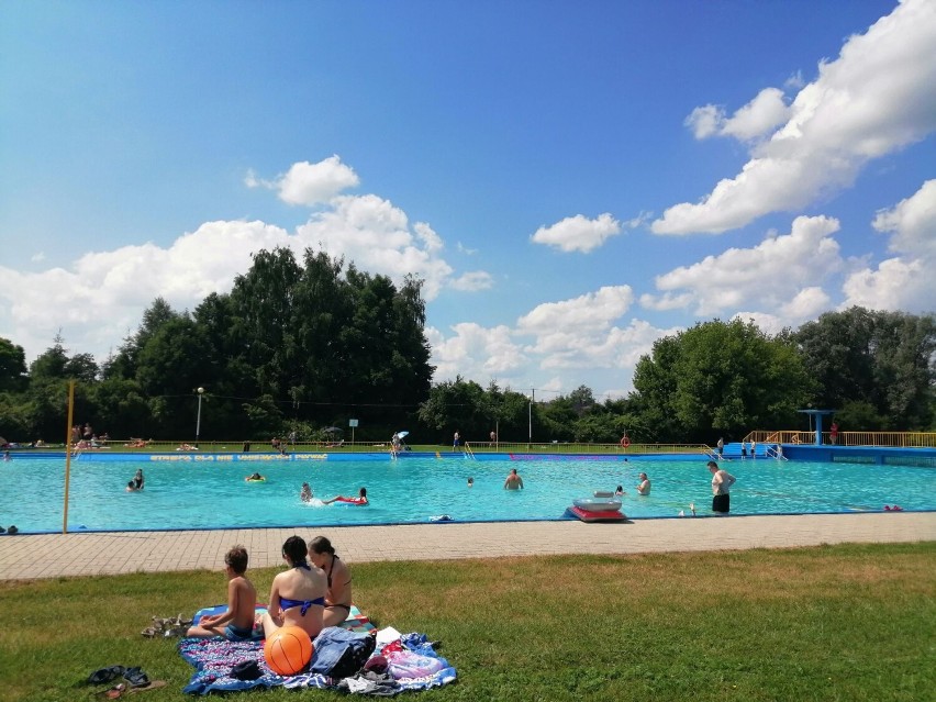 Na basenie w Wieluniu temperatura wody sięga 25 stopni ZDJĘCIA