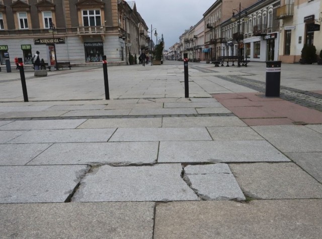 Popękane płyty na placu Konstytucji mają być wymienione, Miejski zarząd Dróg i Komunikacji szuka już firmy, która zajmie się remontem nawierzchni.