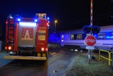 W Sławnie auto uderzyło w pociąg. Co powiedział policji kierowca? Zdjęcia. Aktualizacja