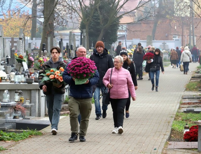 Pogodna aura sprawiła, że w poniedziałek 31 października na cmentarz przy ulicy Limanowskiego wybrało się mnóstwo osób. Niektórzy z nich porządkowali jeszcze groby, inni przyszli się pomodlić i zapalić znicze na grobach swoich bliskich.