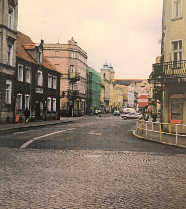 Ulice w Lesznie zmieniają się. Niektóre z nich są nie do poznania. Archiwalne zdjęcia pochodzą ze zbiorów Mariana Poprawskiego, wieloletniego szefa służb drogowych w Lesznie.