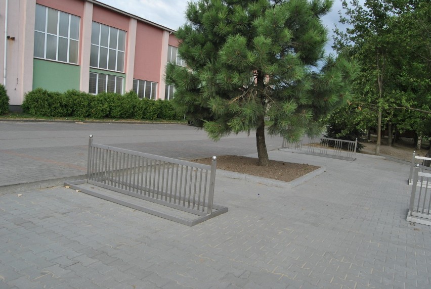Nowy parking rowerowy przy szkole w Starych Oborzyskach FOTO