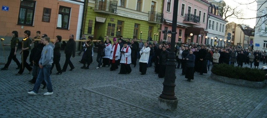 Droga krzyżowa przeszła ulicami Płocka. Wzięły w niej udział setki osób [ZDJĘCIA]