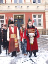 Polonez na Rynku w Oławie. Maturzyści zatanczyli po raz trzeci