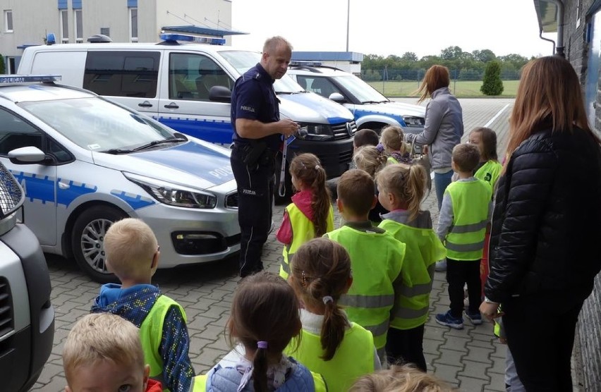 Prowadzący spotkanie policjanci opowiadali o swojej pracy...