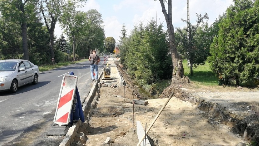 Trwa remont chodnika wzdłuż drogi wojewódzkiej w Jastrzębiej [ZDJĘCIA]