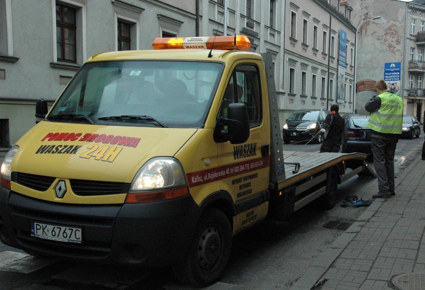 Wypadek w Kaliszu. Renault uderzyło w ścianę hotelu [FOTO]