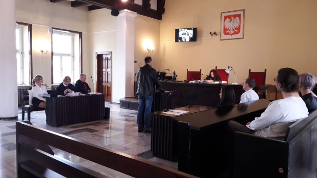 Wczoraj przed Sądem Rejonowym w Oświęcimiu zeznawali świadkowie rozbieranego happeningu, głównie strażnicy muzealni