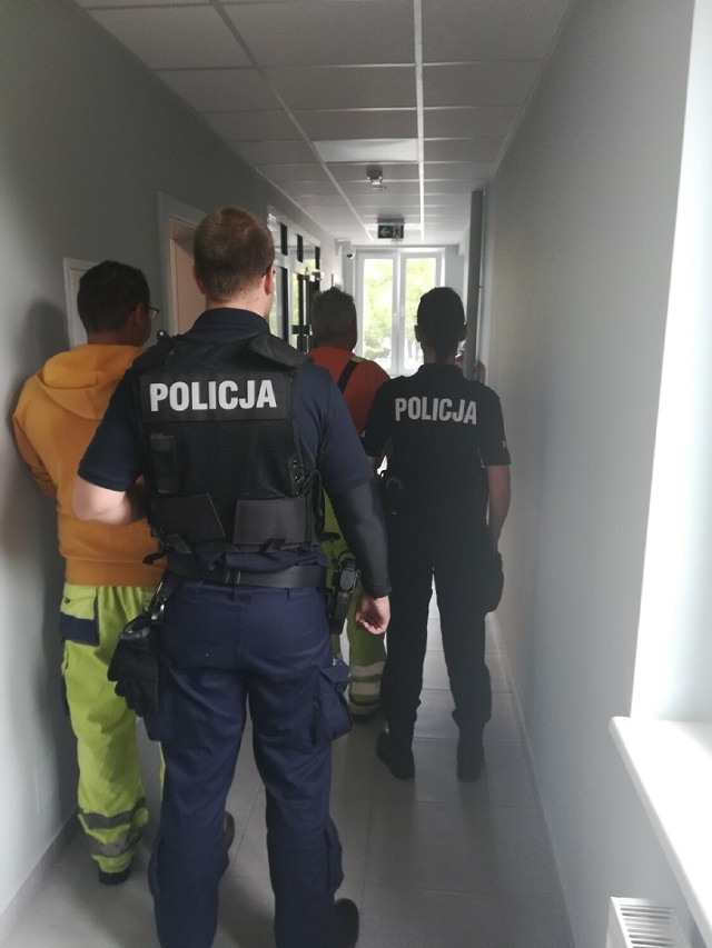 Pruszcz Gdański. Policjanci zatrzymali czterech mężczyzn podejrzewanych o zanieczyszczenie środowiska