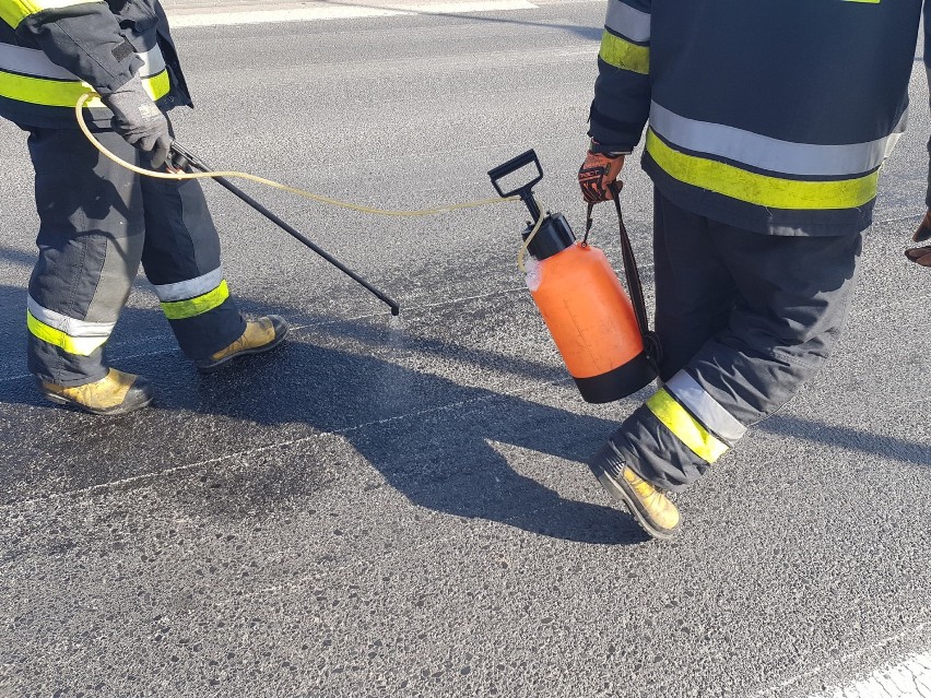 Plama oleju między rondami w Lesznie