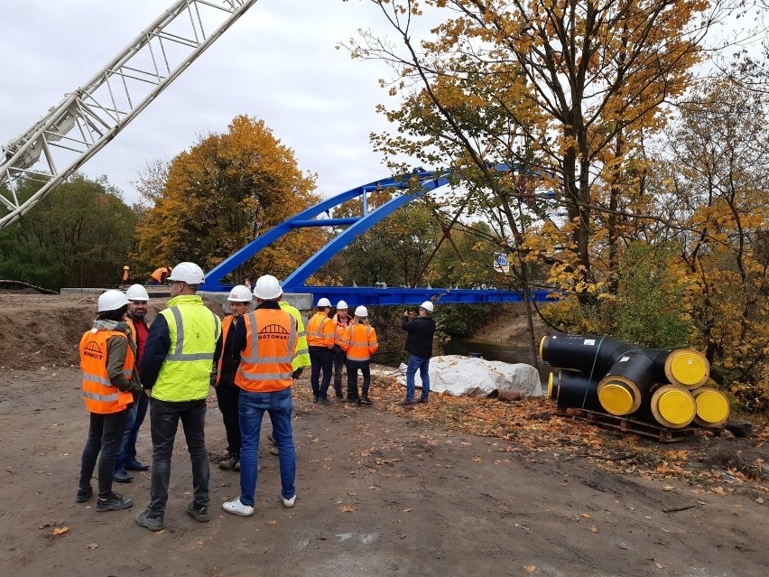 Nowa kładka w Bydgoszczy. Ogromny dźwig ustawia 100-tonową konstrukcję nośną estakady [zdjęcia]