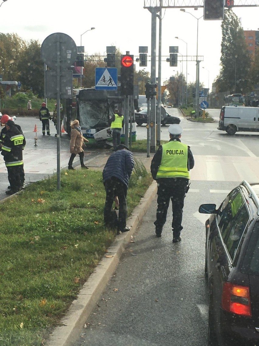 Zderzenie samochodu osobowego z autobusem na ul. Chopina w...