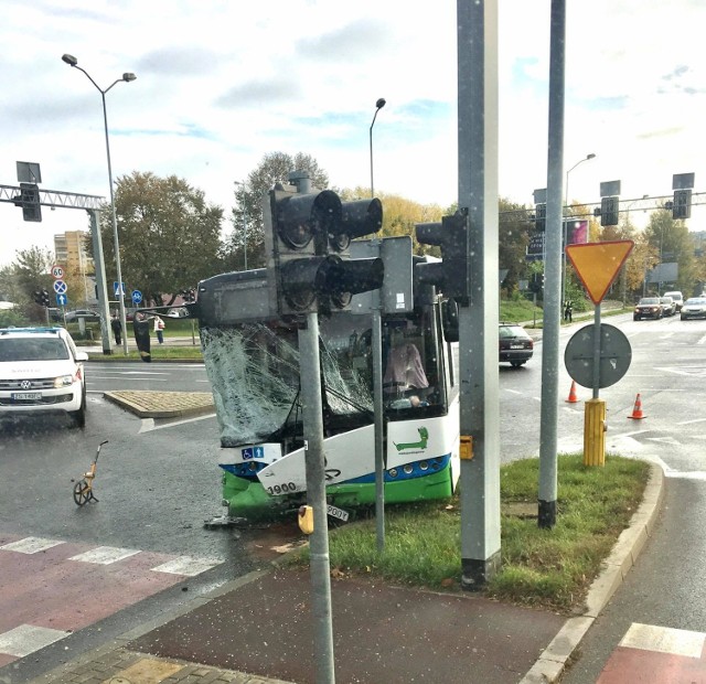 Zderzenie samochodu osobowego z autobusem na ul. Chopina w Szczecinie