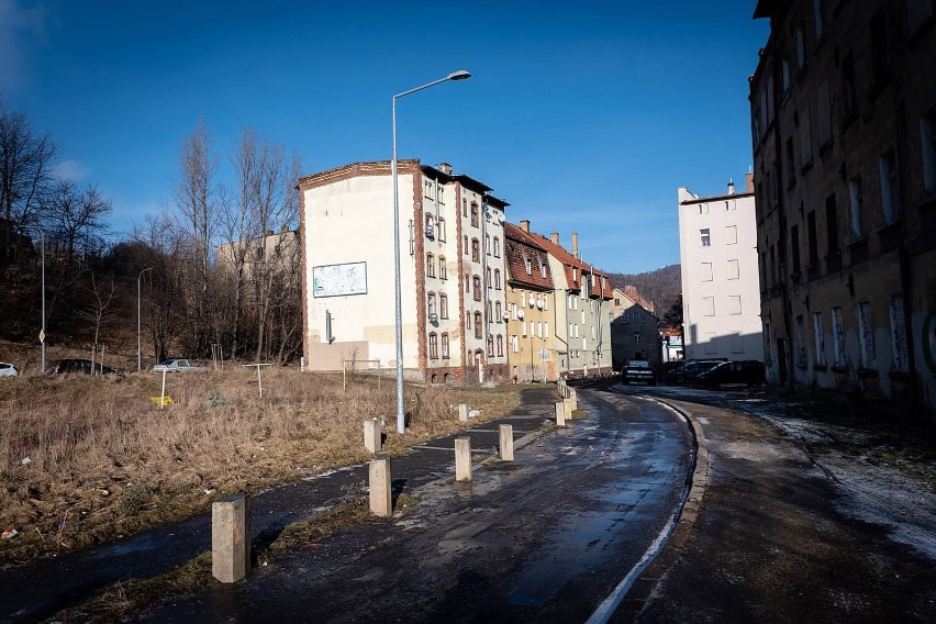 Wałbrzych: Kolejne wyburzenia na ulicy Szkolnej. Znika kultowa część miasta (ZDJĘCIA)