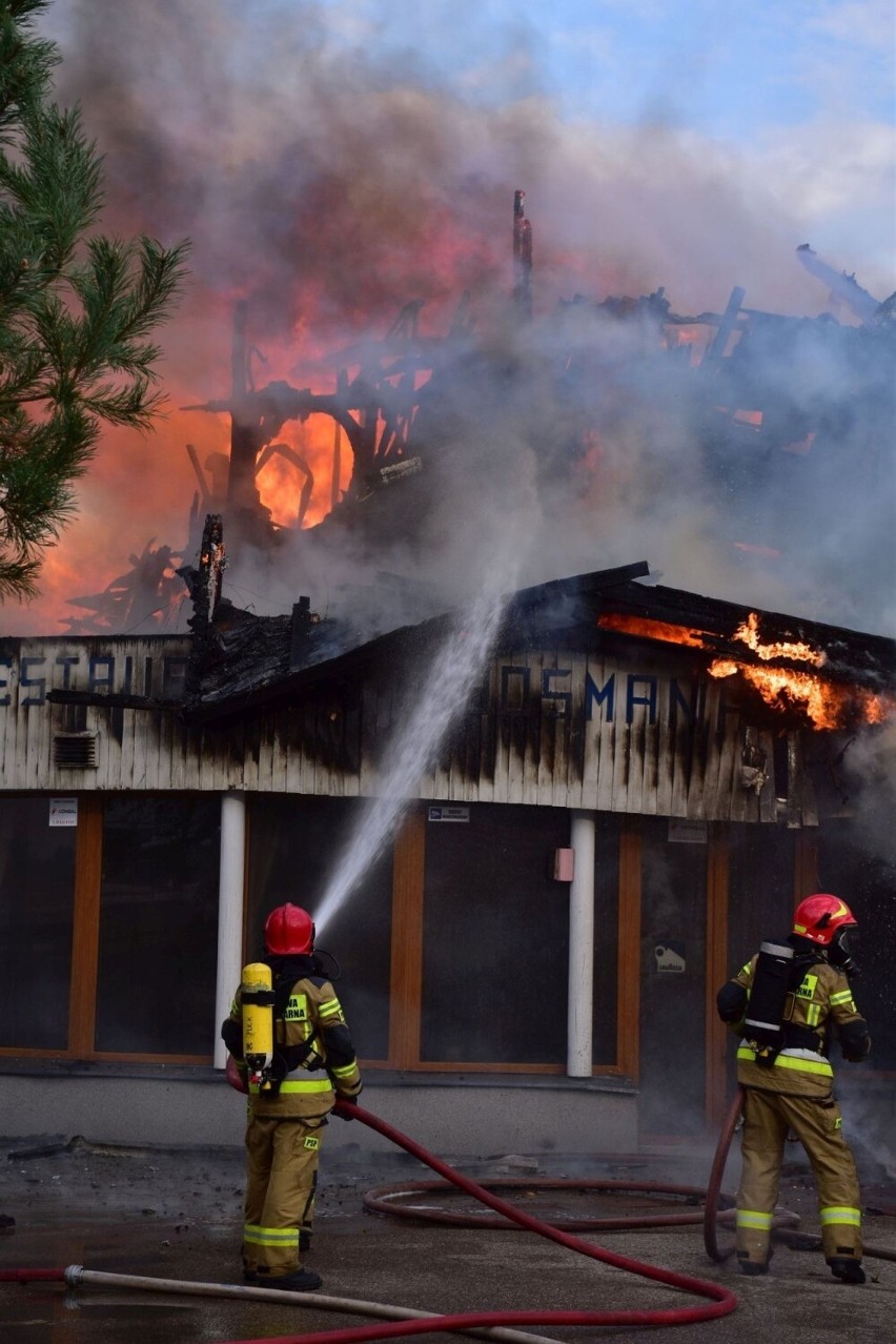 13 zastępów straży pożarnej walczy z ogniem - palą się...