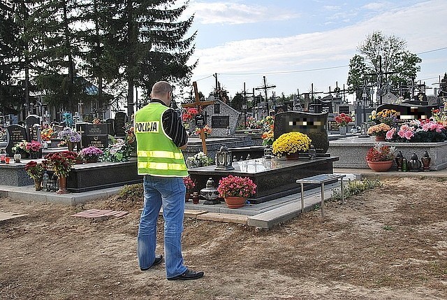 Dwóch nastolatków okradło 25 nagrobków na trzech cmentarzach