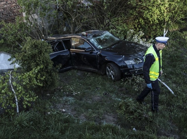 Do wypadku doszło we wtorek, 23 kwietnia, na trasie w Wilkanowie koło Zielonej G&oacute;ry. Z drogi wypadło rozpędzone audi. Dwie osoby zostały odwiezione do szpitala.

Kierujący audi nad ranem jechał drogą z Zielonej G&oacute;ry do Wilkanowa. Na zakręcie przed samą miejscowością kierowca rozpędzonego audi wpadł w poślizg. Ślady widać na asfalcie na długości około 100 m.

Rozpędzone audi wypadło z drogi. Samoch&oacute;d na poboczu koziołkował. Na koniec audi spadło z wysokiej skarpy zatrzymując się na betonowym murku przy budynku.

WIDEO: Pijany kierowca volkswagena porozbijał samochody w Zielonej G&oacute;rze
&lt;script class=&quot;XlinkEmbedScript&quot; data-width=&quot;640&quot; data-height=&quot;360&quot; data-url=&quot;//get.x-link.pl/1975448d-cfd7-d260-c9b3-b67c0df9ee24,d173204b-1097-522b-d287-abdbe9a4dbaa,embed.html&quot; type=&quot;application/javascript&quot; src=&quot;//prodxnews1blob.blob.core.windows.net/cdn/js/xlink-i.js?v1&quot;&gt;&lt;/script&gt;