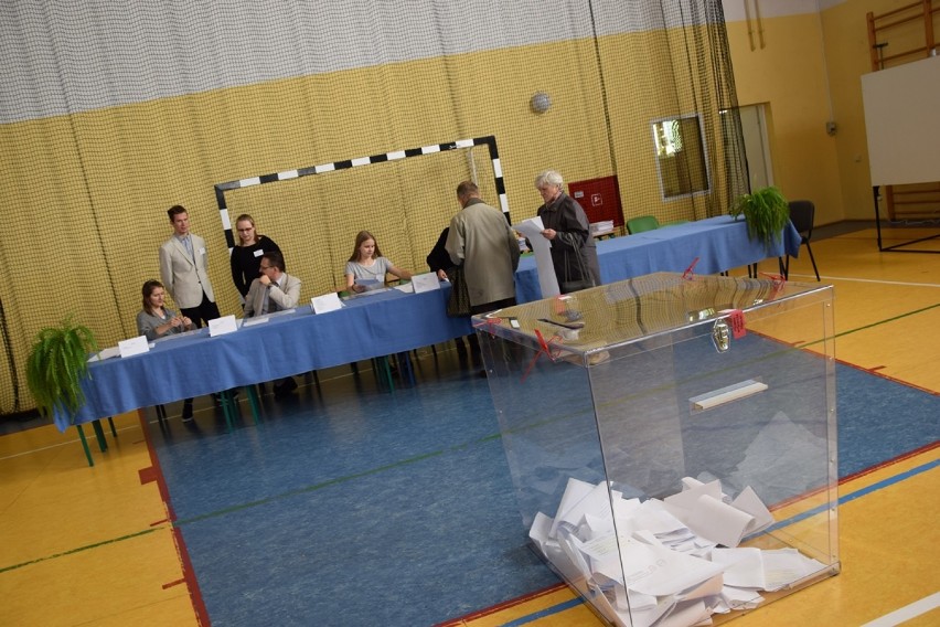 Wybory 2019. W Zduńskiej Woli trwa głosowanie [zdjęcia]
