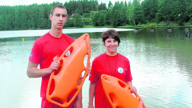 Magda Piotrowicz i Adrian Wilandt czuwają  nad bezpieczeństwem kąpiących się nad jeziorem Zawiat