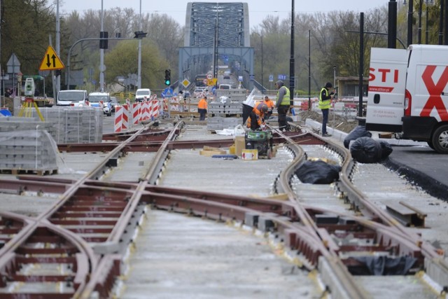 W ubiegłym tygodniu Miejski Zarząd Dróg w Toruniu zapowiadał, że remont mostu w centrum miasta rozpocznie się po świętach wielkanocnych. Do dziś nie ma jednak konkretnej daty. 

Przeczytaj także:
Most tymczasowy na Wiśle w 1992 roku. Zobacz, jak powstawał
Pierwsze maseczkomaty w Toruniu. Gdzie są i jaka cena za maseczkę?

 - Wszystko idzie zgodnie z planem – uspokaja Agnieszka Kobus-Pęńsko, rzeczniczka MZD. - Przekazaliśmy wykonawcy plac budowy, gdzie organizuje on sobie zaplecze. Jednocześnie trwają prace nad projektem organizacji ruchu. Wymaga on jednak uzgodnień nie tylko ze służbami miejskimi, ale także ze służbami ratowniczymi. Po uzyskaniu wszystkich akceptacji roboty na moście się rozpoczną. Mamy deklarację, że stanie się to jeszcze w kwietniu.

Czytaj więcej na kolejnych stronach ->>>

tekst: Justyna Wojciechowska-Narloch