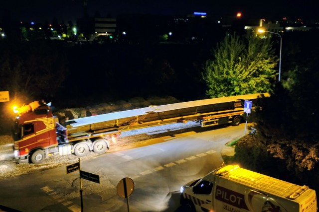 W nocy z niedzieli 14 na poniedziałek 15 kwietnia na teren budowy mostów Berdychowskich dojechał element przęsła mostu.