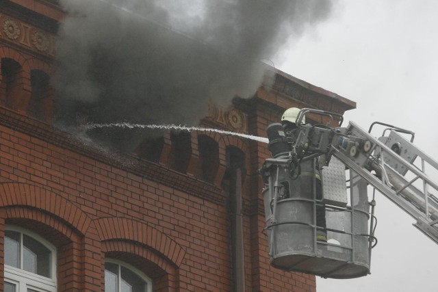 PWSZ Legnica: Winni pożaru w PWSZ w Legnicy, nie przyznają się. Ogień gasiło przez kilka godzin 18 jednostek. W trakcie akcji gaśniczej ewakuowano 25 osób. Zniszczeniu uległo poszycie dachowe oraz sprzęt i umeblowanie w budynku „A”