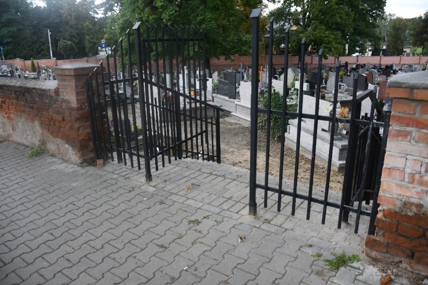 Dodatkowa brama prowadząca na "nowy" cmentarz...