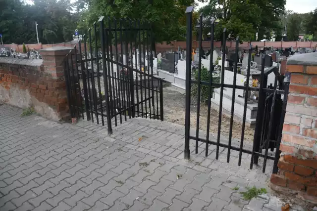 Dodatkowa brama prowadząca na "nowy" cmentarz rzymskokatolicki w Piotrkowie