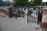 Cmentarz rzymskokatolicki w Piotrkowie ma nową, dodatkową bramę ZDJĘCIA