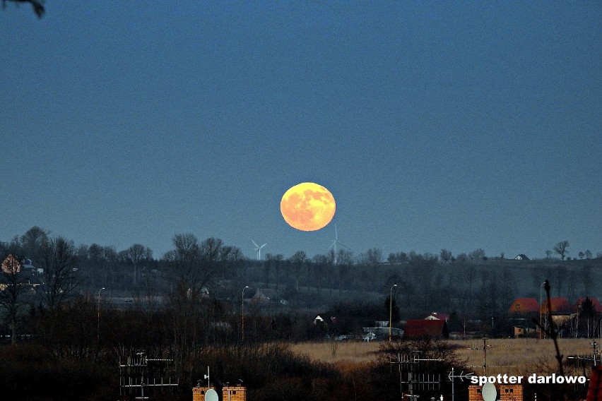 Wschód Księżyca nad Darłowem. Zachwycający widok [ZDJĘCIA]