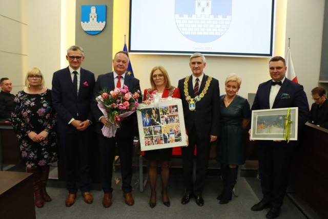 Nowym przewodniczącym Rady Miasta został Dominik Penar, jego zastępcą Andrzej Mentel. Jolanta Moćko zajęła stanowisko dyrektorskie w UM. Na emeryturę po 37 latach pracy odeszła sekretarz miasta Dorota Bąk

Zobacz kolejne zdjęcia/plansze. Przesuwaj zdjęcia w prawo naciśnij strzałkę lub przycisk NASTĘPNE
