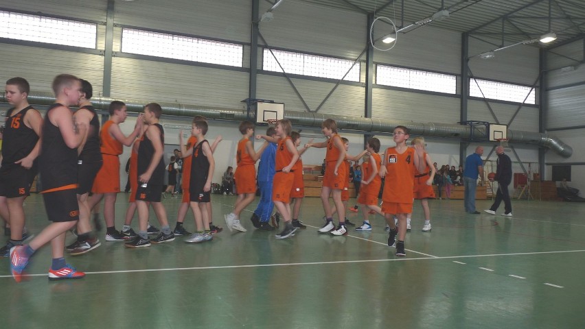 W mikołajkowym turnieju koszykarskim wzięły udział szkoły podstawowe z gminy Nowy Dwór Gdański