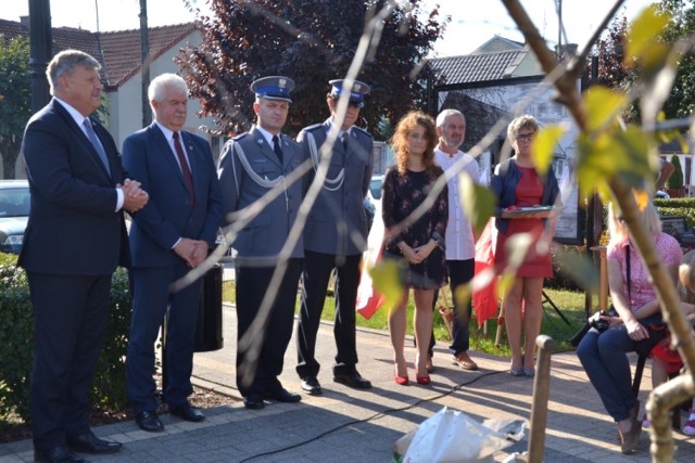 W Skępem zasadzono brzozę czerwoną, by w ten spos&oacute;b uczcić setną rocznicę odzyskania przez Polskę niepodległości. Inicjatorem tego wydarzenia był &bdquo;Tygodnik Lipnowski&rdquo;. To już druga brzoza, kt&oacute;ra z tej okazji rośnie w powiecie lipnowskim. Pierwszą zasadzono w Krzyż&oacute;wkach w gminie Lipno razem z tamtejszymi druhami ochotnikami.

W wydarzeniu obok przedstawicieli władz samorządowych wziął udział J&oacute;zef Ramlau, wicewojewoda kujawsko &ndash; pomorski. Nie zabrakło Zdzisława Ciesielskiego, komendanta powiatowego policji w Lipnie oraz Andrzeja Wiśniewskiego, prezesa Ochotniczej Straży Pożarnej w Krzyż&oacute;wkach. Licznie też przybyli mieszkańcy Skępego.
Obok drzewka zakopano kapsułę czasu, w kt&oacute;rej znalazły się m.in. dwa numery &bdquo;Tygodnika Lipnowskiego&rdquo; , rysunki wykonane przez dzieci,  elementy policyjnego umundurowania &ndash; otok policyjnej czapki wyjściowej, pagony oraz korpus&oacute;wki.
Więcej w jutrzejszym wydaniu &bdquo;Tygodnika Lipnowskiego&rdquo;.


&lt;center&gt;
300 Plus - wszystko, co musisz wiedzieć o programie.
&lt;script class=&quot;XlinkEmbedScript&quot; data-width=&quot;640&quot; data-height=&quot;360&quot; data-url=&quot;//get.x-link.pl/6f65fb94-cdc8-0896-3737-2ee1332c4b2a,245a9551-8cfa-6d92-e99d-188bdf738dd6,embed.html&quot; type=&quot;application/javascript&quot; src=&quot;//prodxnews1blob.blob.core.windows.net/cdn/js/xlink-i.js?v1&quot;&gt;&lt;/script&gt;
&lt;/center&gt;