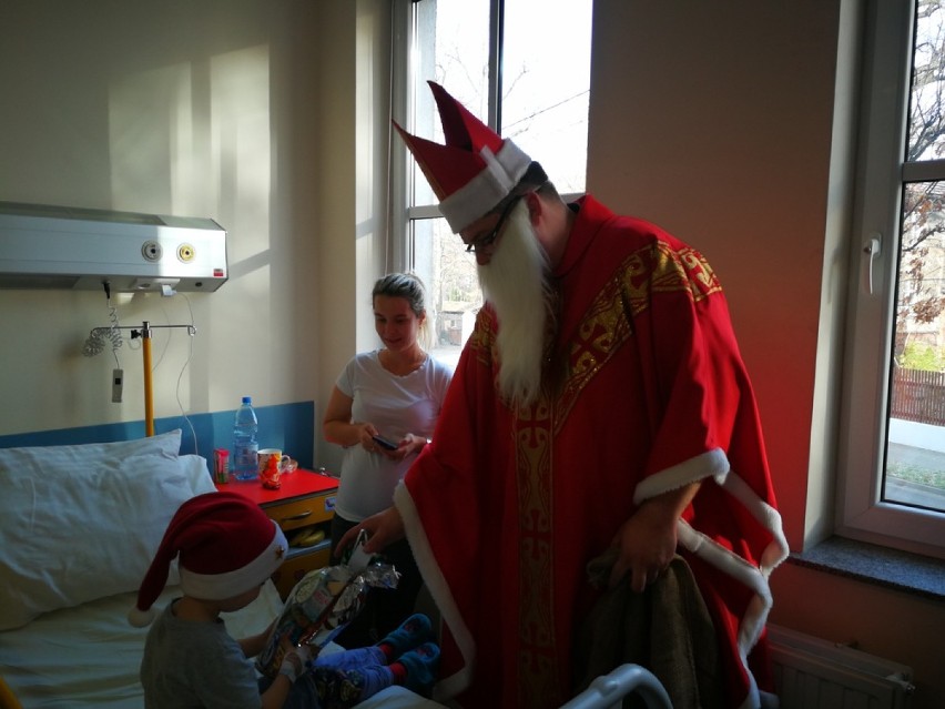 Święty Mikołaj w lublinieckim starostwie i szpitalu powiatowym. Wychowankowie ośrodka szkolno - wychowawczego ozdobili choinkę ZDJĘCIA