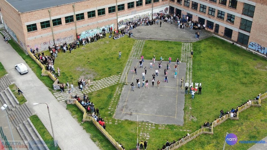 Jerusalema Dance w wykonaniu nauczycieli i uczniów IV LO im....