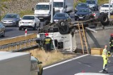 Podczas wypadków drogowych kierowcy robią zdjęcia i filmy. Efekt: gigantyczne korki. Lepiej pomóż, zamiast utrudniać akcję ratunkową!