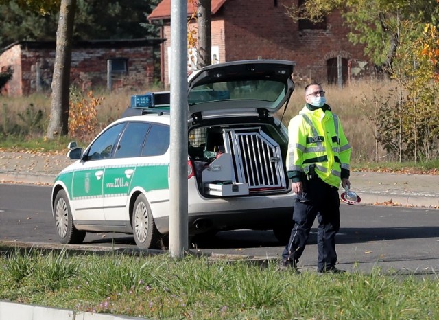 Zachodniopomorskie 23 10 2020
lubieszyn przejscie graniczne polsko niemieckie
na zdjeciu kontrole po stronie niemieckiej zwiazku z wchodzacymi od jutra obostrzeniami zwiazanymi ze zwiekszona zachorowalnoscia na covid 19
fot. andrzej szkocki / polska press