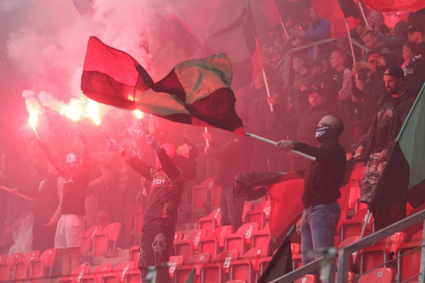 Mecz GKS Tychy - Widzew Łódź przez gryzący dym i racowisko.