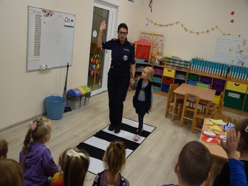 Policjantka do spraw profilaktyki społecznej, odwiedziła dzieci z przedszkola w Leśniewie - 10 października 2022 r.