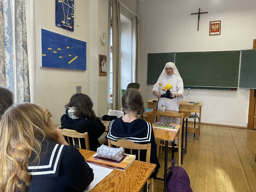 Liceum Sióstr Niepokalanek w Wałbrzychu prowadzi zajęcia w...